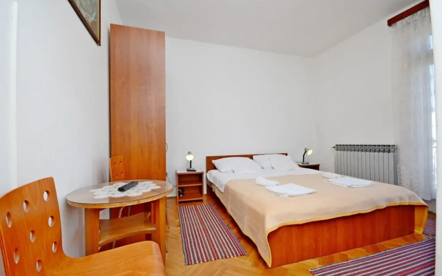 Apartment and Rooms Dragana