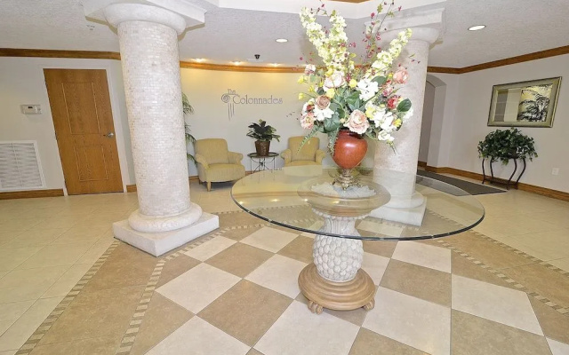 Colonnades 903