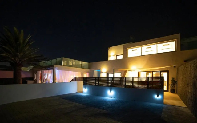 6 Bedroom Luxury Villa 300m from the water front