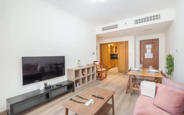 Magnificent 1 BR Apt Situated on a Prime Location