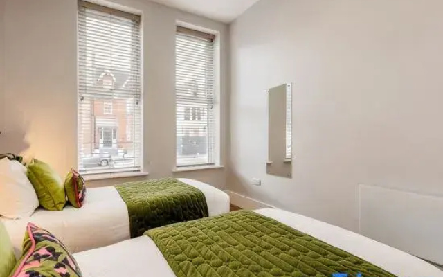 Gorgeous Beach-Front 2-Bed Apt w/ Free Gym & PKG