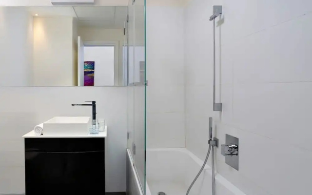 Elegant 3BR in White City by HolyGuest