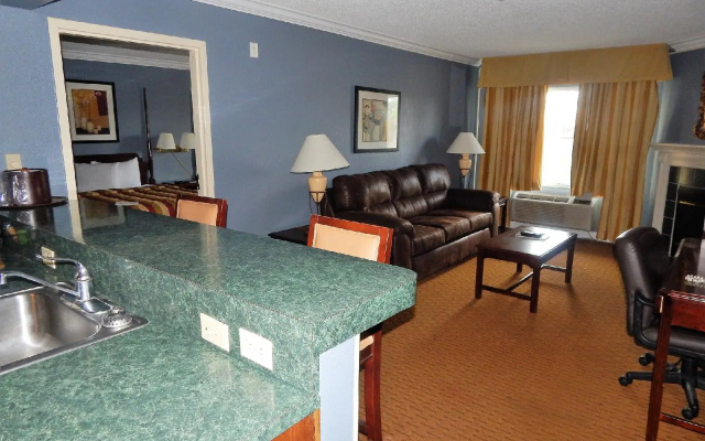 Richmond Suites Hotel