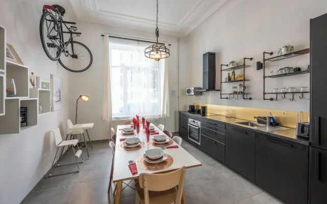 Stylish 3 Bd 3 Bath Duplex In Brussels
