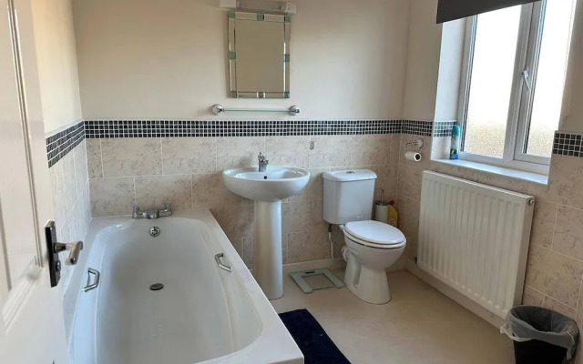 House - Sleeps 12 - Parking - Wifi