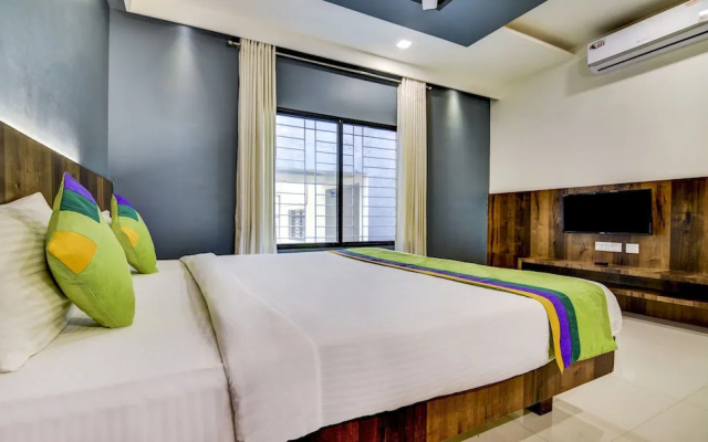 Treebo Shree Sai Suites - 2km from Mahalaxmi Temple