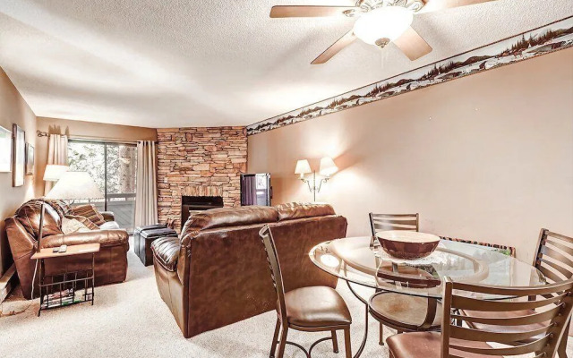 Chic & Cozy Breck Condo: Ski-in/ski-out at Peak 8!