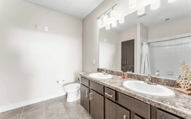 Prime Soco 2BR King Suite w Gympickleballlaundry