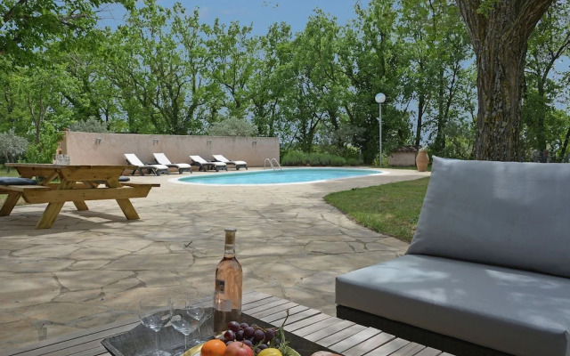 Very attractive detached villa with its own swimming pool