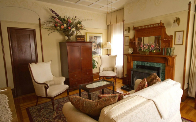 Victoria's Historic Inn