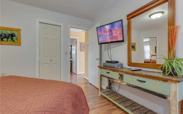 Smoky Mountain Dreams - Three Bedroom Cabin