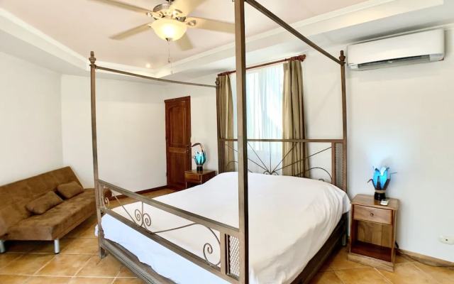 Villa Arenas: Private Pool & Easy Beach Access in Jaco by RedAwning