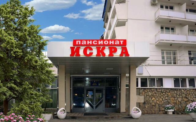 Гостиница Пансионат «Искра» в Ставрополе отзывы, цены и фото номеров - забронировать гостиницу Пансионат «Искра» онлайн Ставрополь вид на фасад