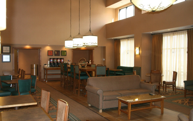 Hampton Inn & Suites Riverton