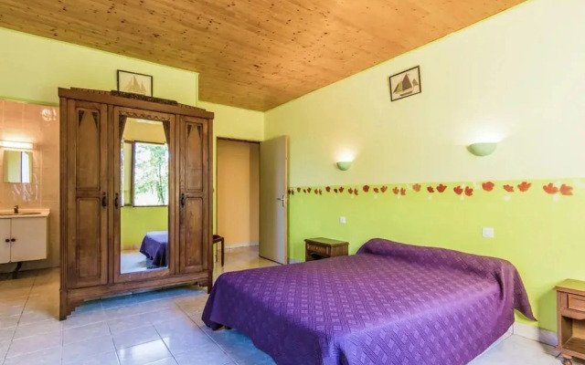 Quiet Holiday Home With Shared Pool