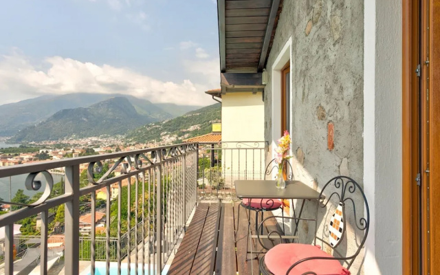 Modern Holiday Home with Swimming Pool in Gravedona
