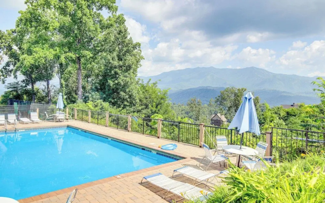 Pool Access & Hot Tub! Smoky Mtn Gatlinburg Cabin