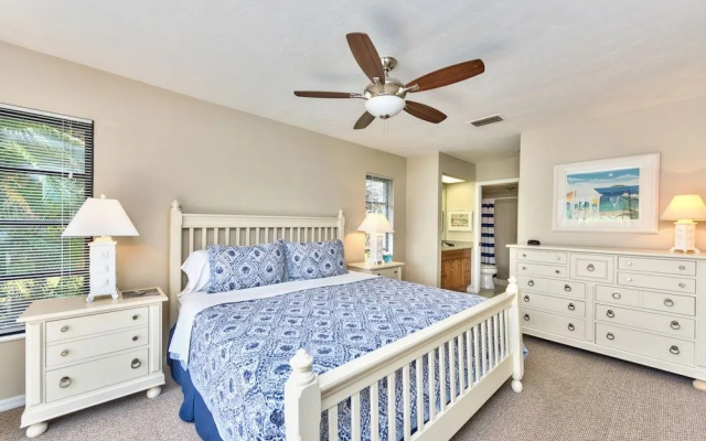 Rovigo Vacation Rental: Spacious Retreat with Panoramic Lake Views in Kings Lake. 4-BR, 4-Bathroom Home with Private Pool, just 3.4 Miles from the Vibrant Fifth Avenue South and Naples Attractions