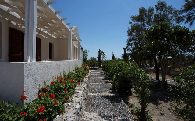 Birds Villa Apartments with Heated Pool - Including Car and Breakfast