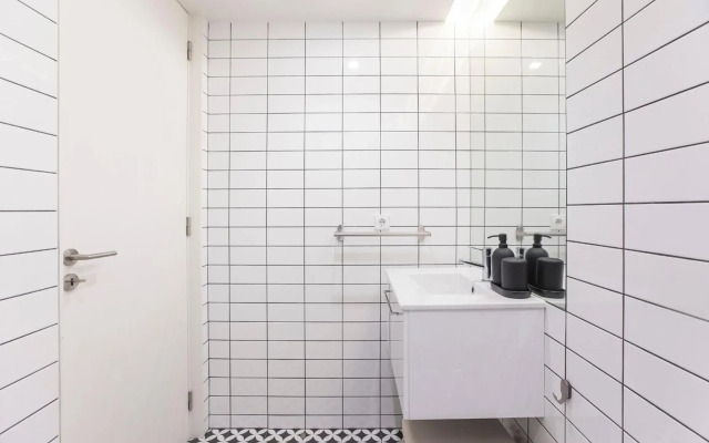 Modern 2BR Duplex Downtown by Art District by LovelyStay