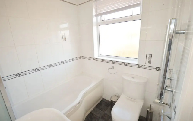Fantastic 4 Bedroom House In Bath With Garden