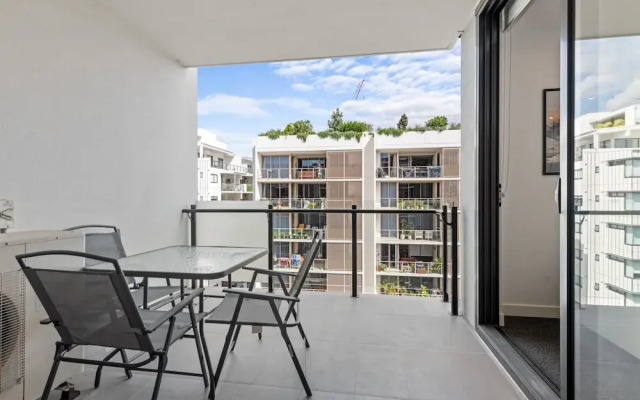 Stylish West End Stay With Rooftop Pool & BBQ