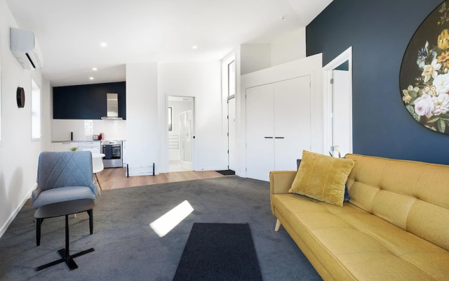 Modern One Bedroom Apartment with Lake View