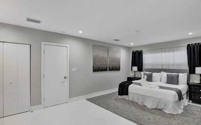 Renovated 5½ Bedroom Home/Heated Pool