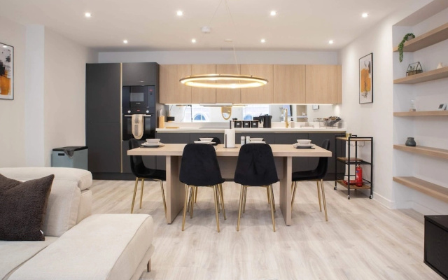 Central Leeds Apartment by Station - Sleeps 7