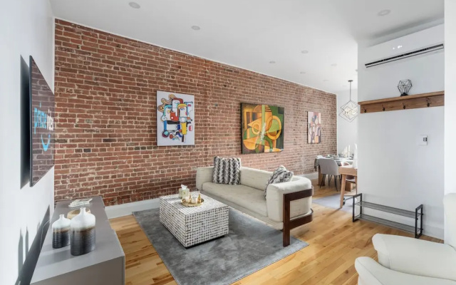 Downtown Luxe - Parking, Metro, King Bed, Sleeps 6