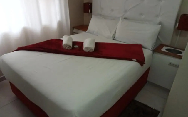 Emampingeni Lodge