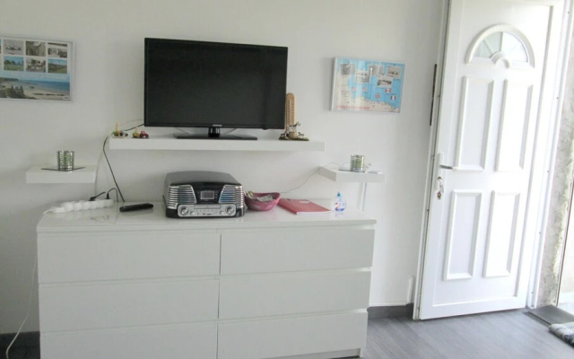 Studio in Vierville-sur-mer, With Enclosed Garden and Wifi