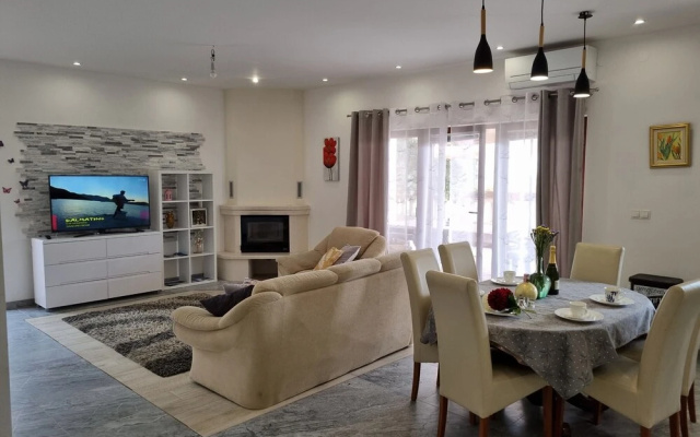 Large 120 m2 apt With Patio,1 min Walk From Beach