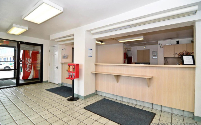 圣路易斯美洲佳值套房酒店(Americas Best Value Inn and Suites St. Louis)