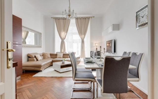 Luxury Riverside Apartments In The Center Of Prague