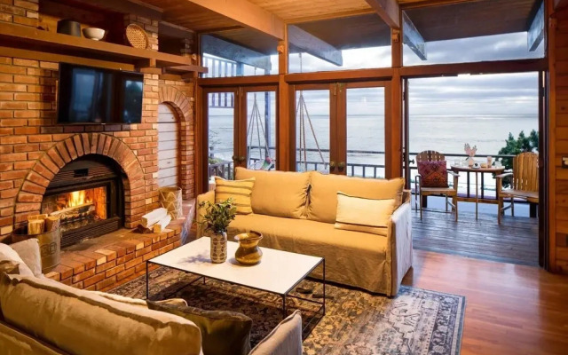 Fleetwood - Retro Modern Oceanfront Home w Two Expansive Patios