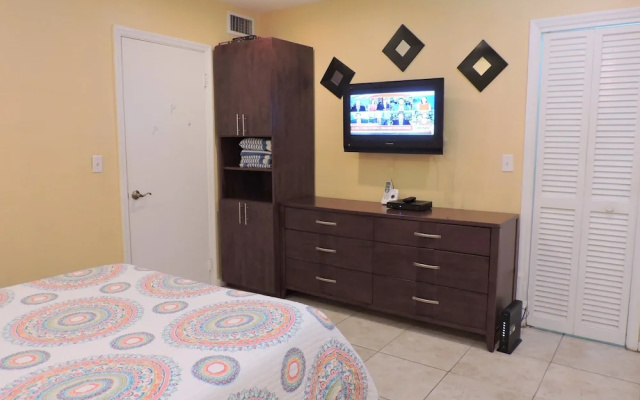Oceanfront 1/1 for 4, Pool & Beach