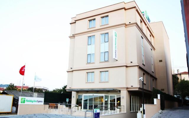 Отель Holiday Inn Express Istanbul Altunizade вид на фасад