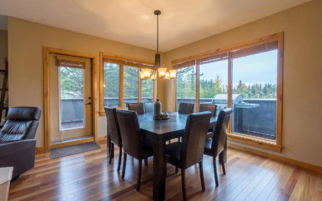 Rundle Cliffs Lodge by Spring Creek Vacation