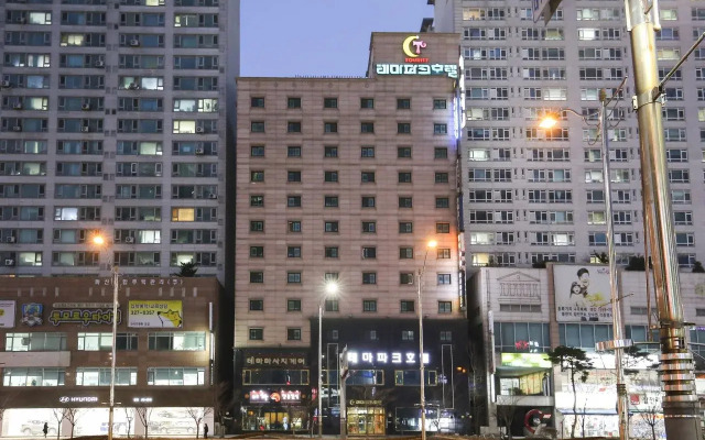Themepark Tourist Hotel