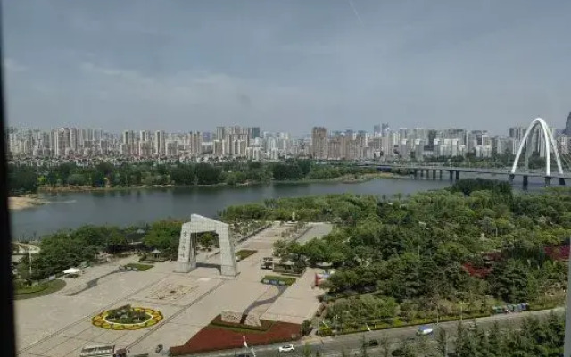 Orange Hotel (Linyi Calligraphy Plaza)