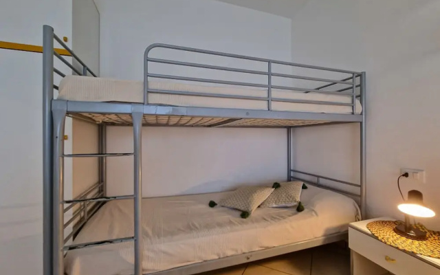 Luminous one Bedroom Flat With Side sea View