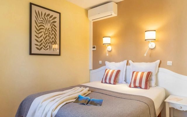 Riverfront Family Stay With Balcony