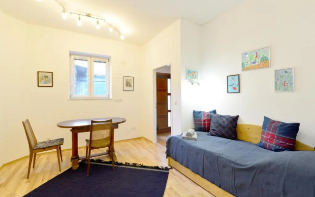 House with Courtyard & Parking Close To Stadtpark