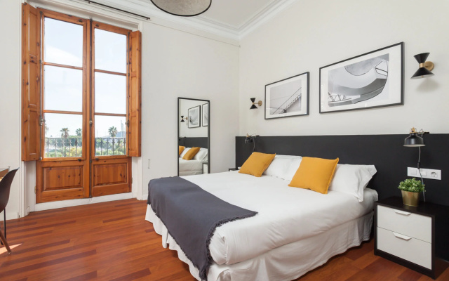 Sol in Barcelona with 2 bedrooms and 2 bathrooms