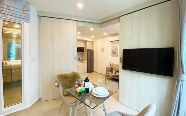 1 Bedroom Condo in Great Location D419