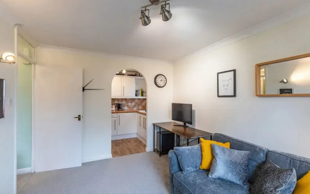 Chic Flat In Woolston: Nr Southampton City Centre