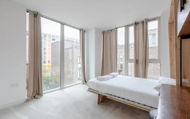 Charm & Convenience 3 Bed Near Excel London