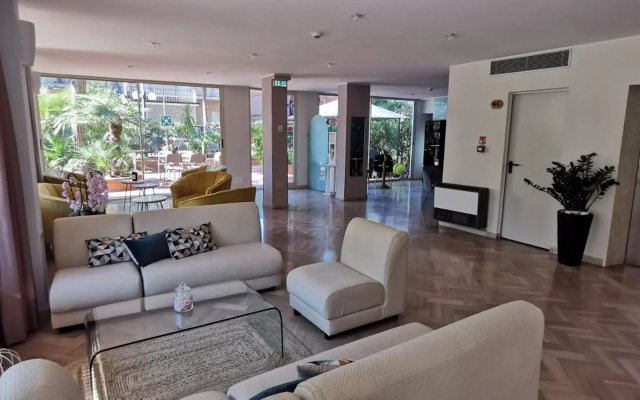 Aura Living Hotel