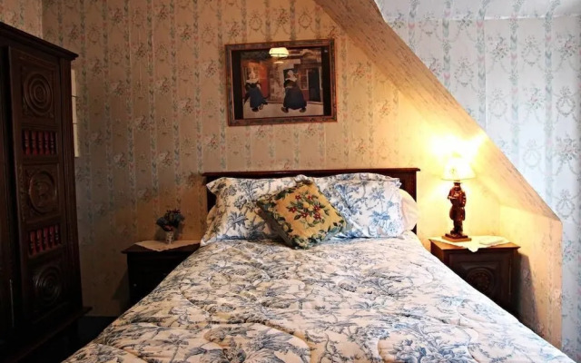 The Archeologist Home-Chateau Le Mur